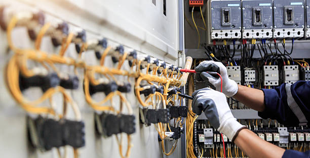 Professional Electrician technician working in Flushing, MI